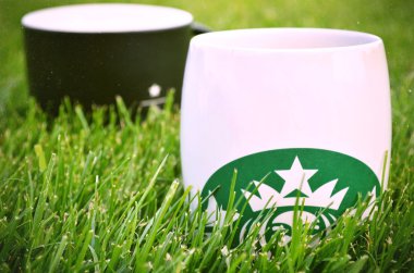 Parkta Starbucks Kupası