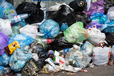 Dumpsters çöple dolu olmak