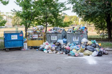 Dumpsters çöple dolu olmak