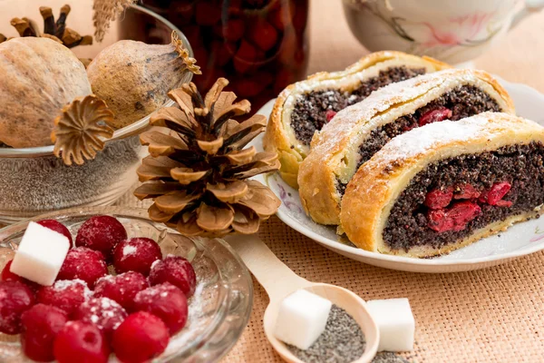 Haşhaş tohumu strudel kiraz ile — Stok fotoğraf