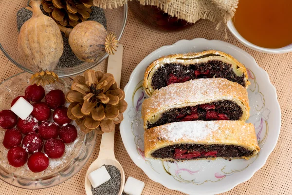 Strudel de semente de papoula com cereja — Fotografia de Stock