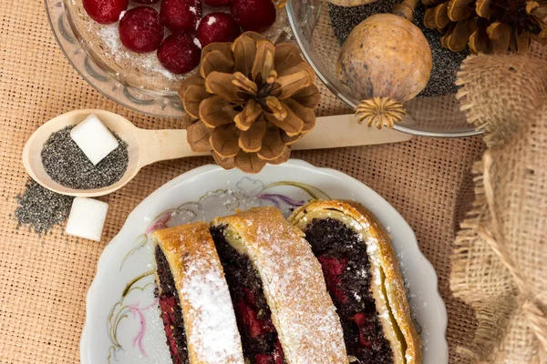 Strudel de semente de papoula com cereja — Fotografia de Stock