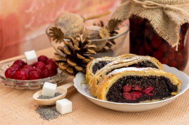 Haşhaş tohumu strudel kiraz ile