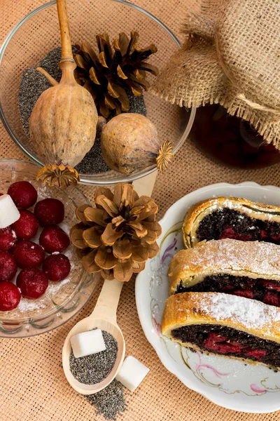 Haşhaş tohumu strudel kiraz ile — Stok fotoğraf