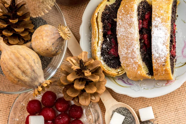 Haşhaş tohumu strudel kiraz ile — Stok fotoğraf