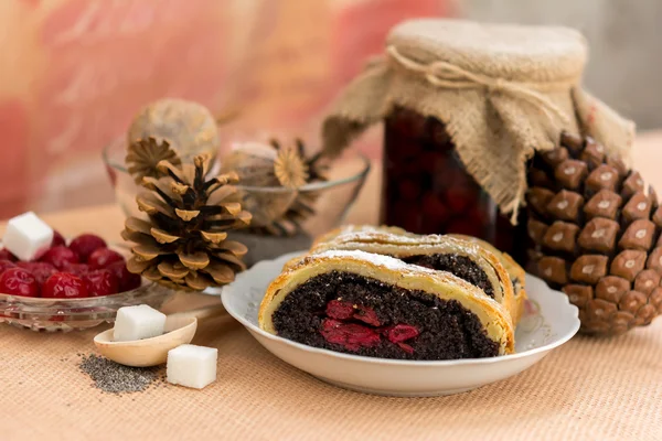 Haşhaş tohumu strudel kiraz ile — Stok fotoğraf