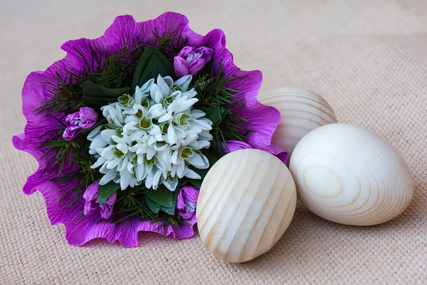 Květy sněženek a dřevěné vejce — Stock fotografie