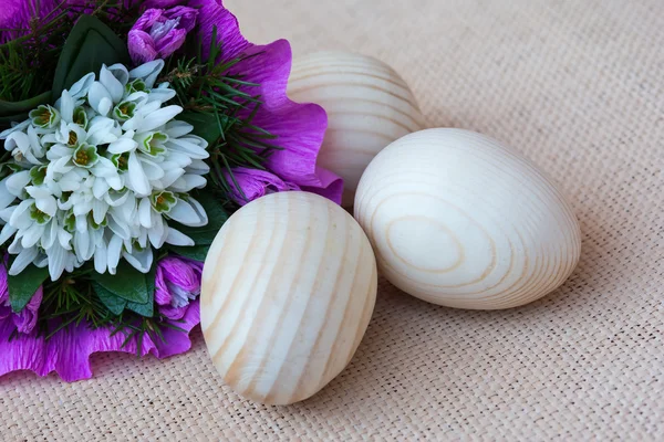 Fleurs de chute de neige et oeufs en bois — Photo