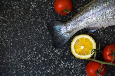 Koyu arka plan üzerinde çiğ balık 