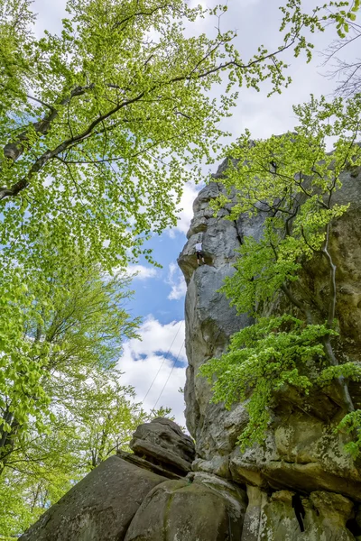 Manliga klättrare klättrar rock — Stockfoto