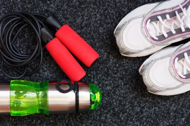 Spor ayakkabı, ip ve şişe suyu atlama