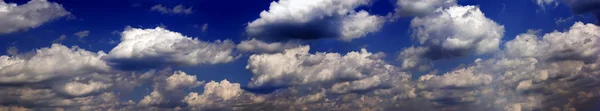 Dunkle, stürmische Wolken — Stockfoto