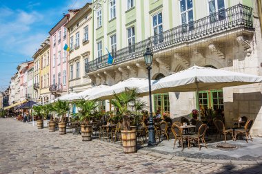 Rynok meydanın köşesinde yer