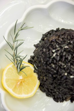 Siyah risotto ve kalamar