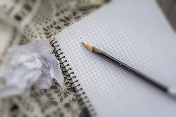 Bloc de notas blanco y lápiz en la mesa — Foto de Stock