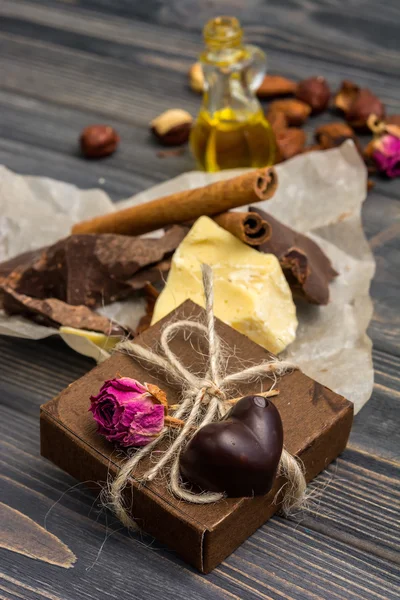 Домашні шоколадні цукерки, какао, какао-масло — стокове фото