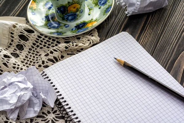 Beyaz not defteri ve kalem masada — Stok fotoğraf
