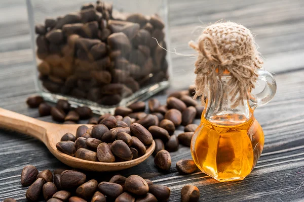 Кедровое масло и орехи — стоковое фото