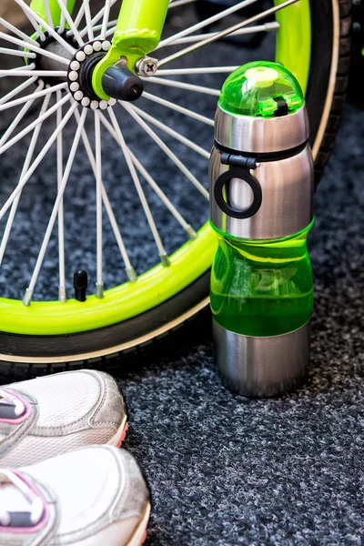 Bicicleta weel, botella y zapatos deportivos — Foto de Stock