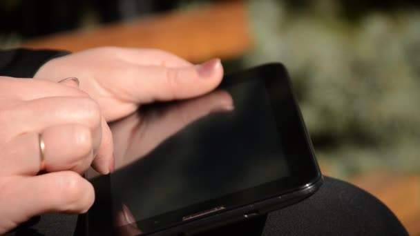 Mujer trabajando con la tableta. Primer plano de la mano — Vídeo de stock