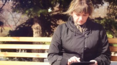 Tablet ile çalışan kadın. 