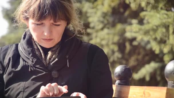 Nahaufnahme einer Frau mit Tablette im Freien — Stockvideo