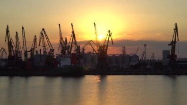 Sunset bulvarında bir arka plan bağlantı noktasında vinç