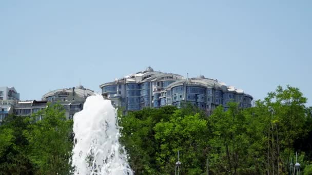 Edificio a più piani sulla collina tra gli alberi verdi — Video Stock