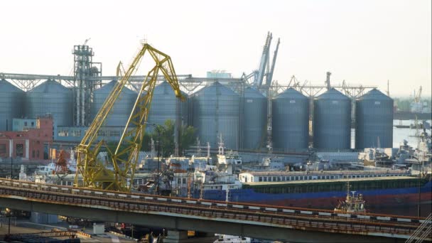 Construcciones en el puerto marítimo — Vídeo de stock