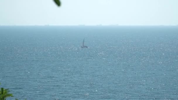 Voiles de bateau flottant dans la mer . — Video