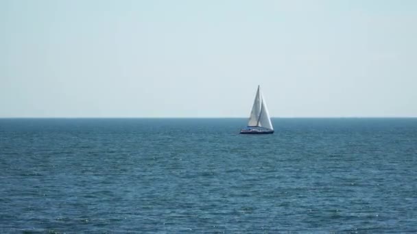 Die Jacht mit im Meer treibenden Segeln — Stockvideo