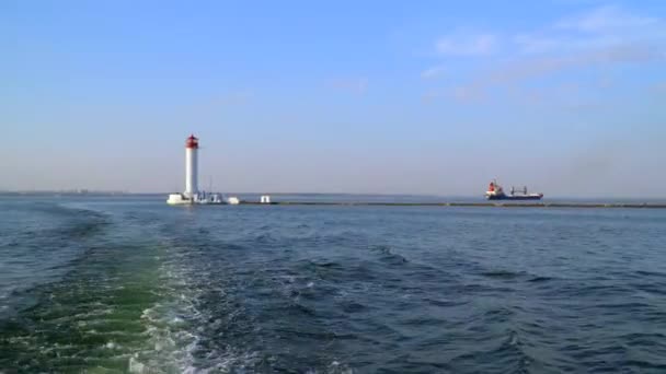 Fusillade depuis le navire qui navigue depuis le phare — Video