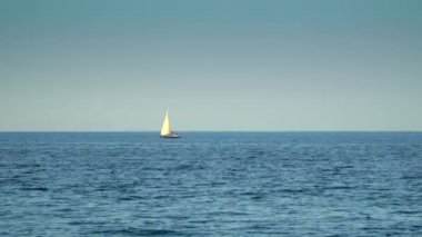 Denizde yüzen yelken yat altındadır