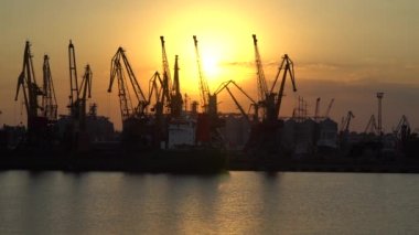 Vinçler bağlantı noktasında akşam güneş aydınlatılmış