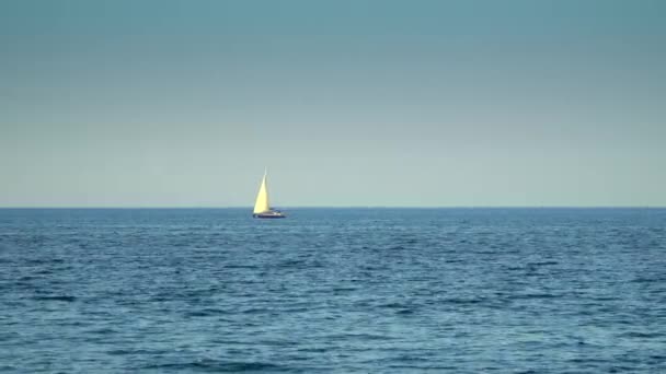 O iate está sob a vela flutua no mar — Vídeo de Stock