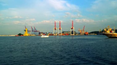 Bağlantı noktası geçen Vinçler seaport görüyoruz