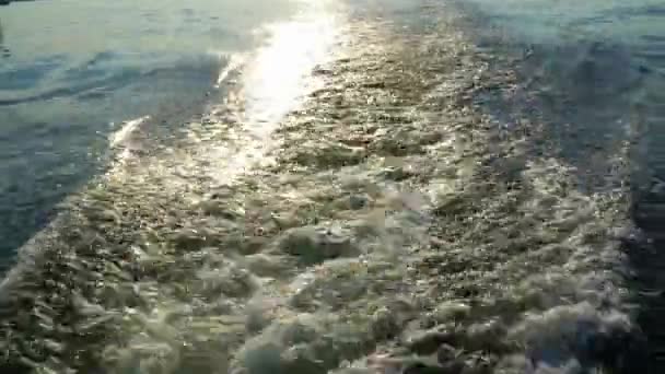 항해 배는 거품에서 태양의 반사 — 비디오