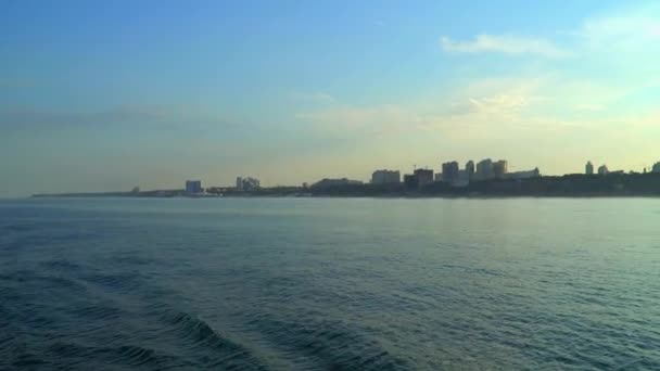 Stadtansicht mit schwimmendem Seeschiff — Stockvideo