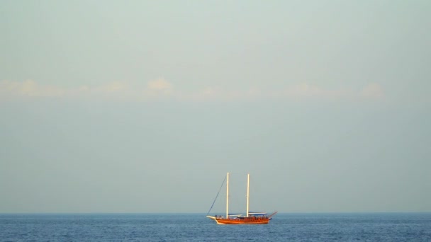 Яхта з вітрилами опускала вітрила на море — стокове відео