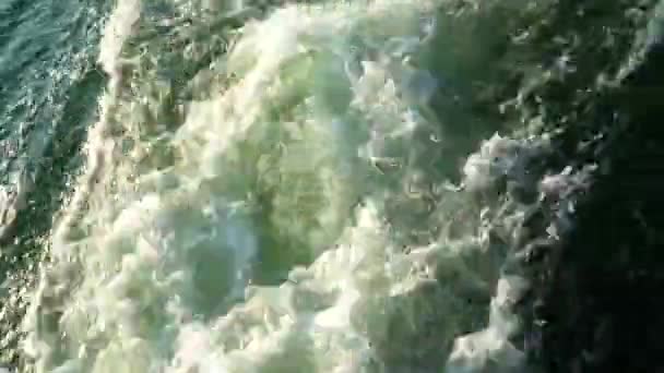 Bruisend water van een motor van schepen — Stockvideo