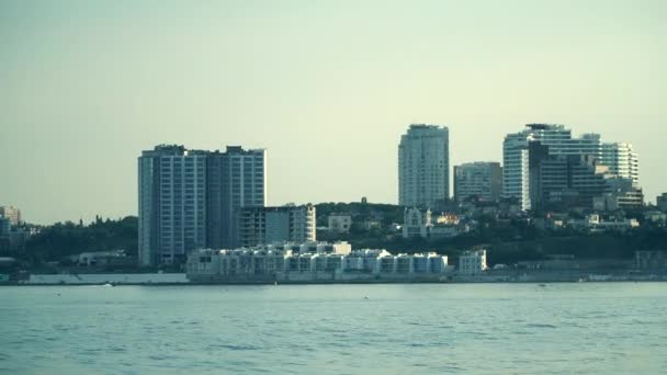 Vista de la ciudad con el barco navegando — Vídeo de stock