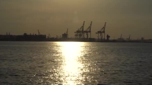 Uitzicht op de zeehaven met het schip zeilen bij zonsondergang. — Stockvideo