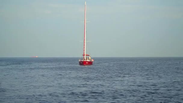 Die Jacht mit den abgesenkten Segeln auf hoher See. — Stockvideo