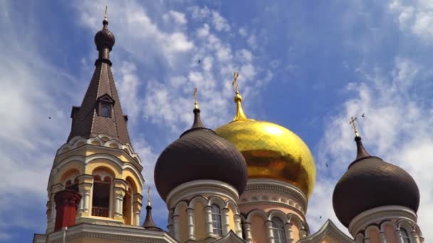 Kopule a bell tower pravoslavné církve. — Stock video