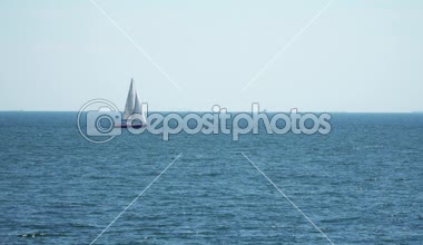 Denizde yüzen yelken yat altındadır.