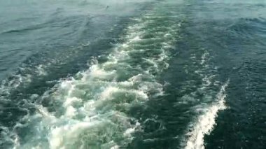 Bir yüzen gemi iz kalır