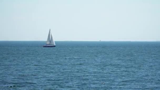 Le yacht est sous voiles flotteurs dans la mer .