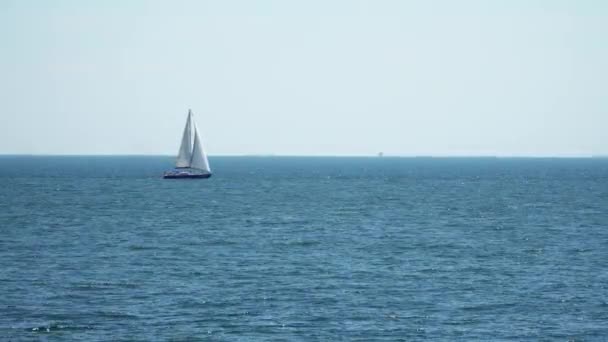 Het jacht is onder zeil drijvers in de zee. — Stockvideo