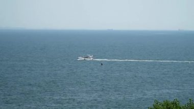 Motorlu tekne denize yelken. Gökyüzü arka planı