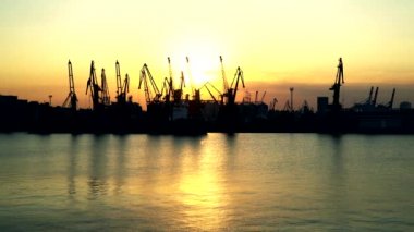 Gemi liman günbatımında boşaltma için standları